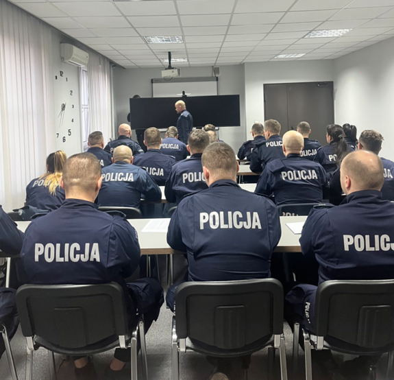 funkcjonariusze oczekujący na rozpoczęcie kursu