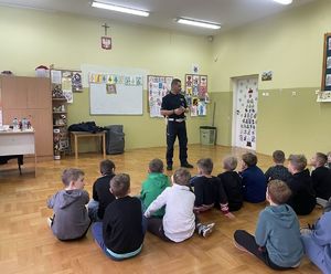 policjant WRD prowadzący prelekcje