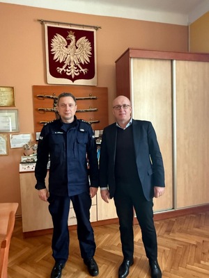Komendant Miejski Policji wraz z Dyrektorem szkoły