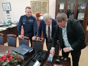 Przekazanie narkotestera Komendantowi Komisariatu Policji w Żabnie