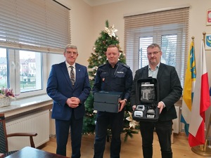 Przekazanie narkotestera Komendantowi Komisariatu Policji w Żabnie
