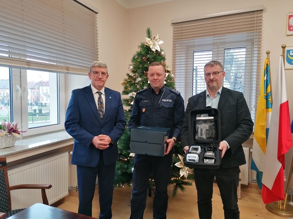 Przekazanie narkotestera Komendantowi Komisariatu Policji w Żabnie