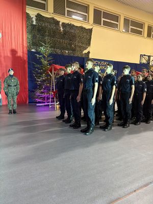 Komendant insp. dr Bogumił Jedynak mianował uczniów klasy policyjnej