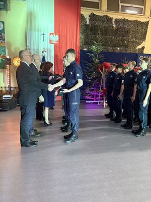 Komendant insp. dr Bogumił Jedynak mianował uczniów klasy policyjnej