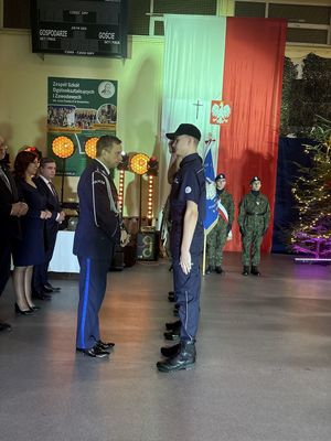 Komendant insp. dr Bogumił Jedynak mianował uczniów klasy policyjnej