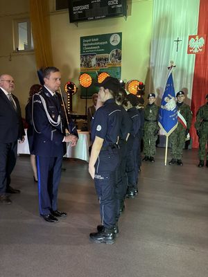 Komendant insp. dr Bogumił Jedynak mianował uczniów klasy policyjnej