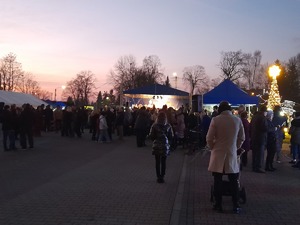 Patrole Policjantów Komendy Miejskiej Policji w Tarnowie podczas jarmarków