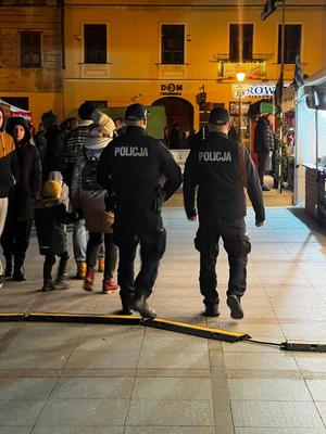 Patrole Policjantów Komendy Miejskiej Policji w Tarnowie podczas jarmarków
