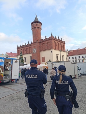 Patrole Policjantów Komendy Miejskiej Policji w Tarnowie podczas jarmarków