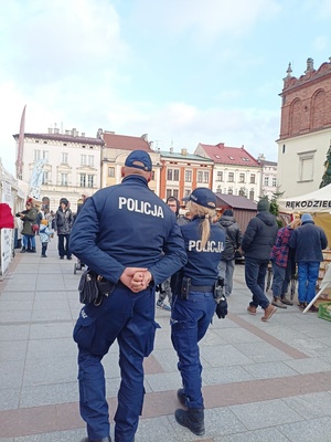 Patrole Policjantów Komendy Miejskiej Policji w Tarnowie podczas jarmarków