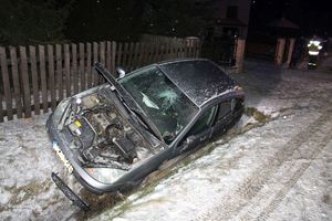 Samochód osobowy Ford znajdujący się w przydrożnym rowie