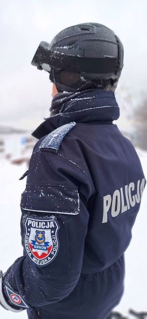 Patrol policji pełniący służbę na stoku narciarskim