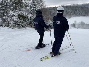 Patrol policji pełniący służbę na stoku narciarskim