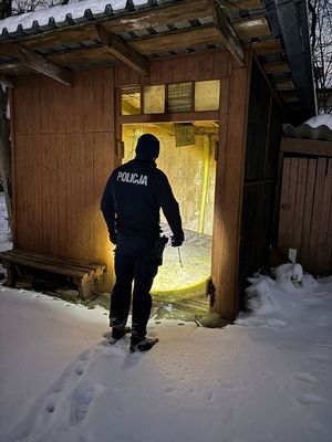 Policjanci kontrolujący miejsca grupowania się osób dotkniętych kryzysem bezdomności