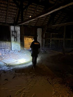 Policjanci kontrolujący miejsca grupowania się osób dotkniętych kryzysem bezdomności