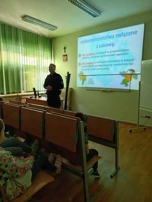 Policjant podczas prelekcji