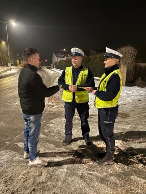 Policjanci WRD rozdający odblaski