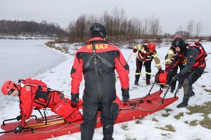 Pokazowe ćwiczenia z ratownictwa lodowego