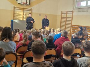 Dzielnicowi prowadzący prelekcje dla uczniów