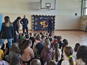 Dzielnicowi prowadzący prelekcje dla uczniów