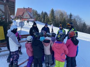 Prelekcje na stoku narciarskim prowadzone przez patrol policji