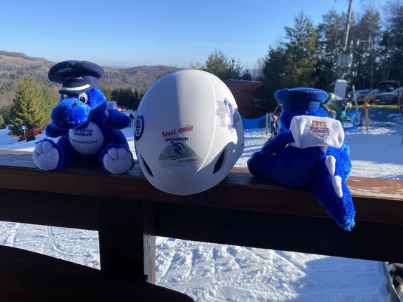 Prelekcje na stoku narciarskim prowadzone przez patrol policji