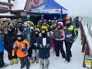 Policjanci wraz z młodzieżą