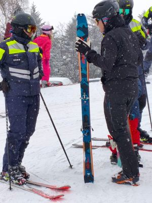 Policjant odpowiadający na pytania uczestników wydarzenia
