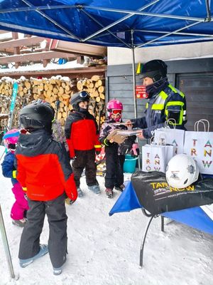 Policjantka prowadząca konkurs dla dzieci