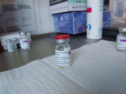 Fiolka z preparatem Vaccine AstryZeneca