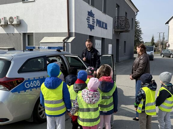 dzielnicowy opisujący sprzęt policyjny