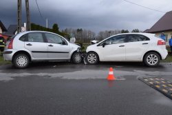 Biały autobus Futura stojący na parkingu brukowanym z wybita boczną szybą