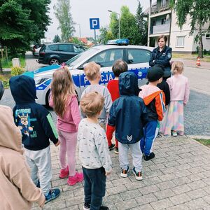 Prelekcje dzielnicowej Komisariatu Tarnów Zachód przed radiowozem