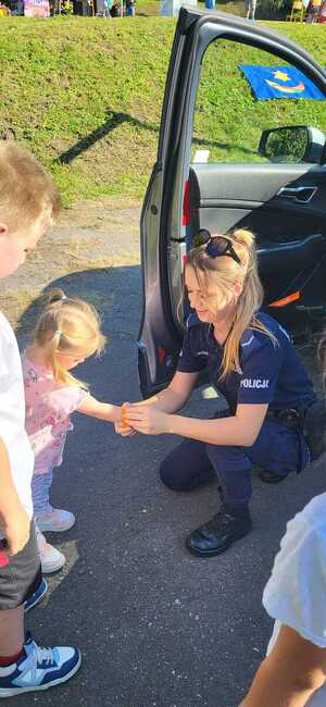 Policjanci wraz z dziećmi (2)