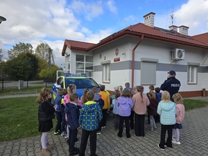 dzieci pod budynkiem komisariatu policji w Żabnie