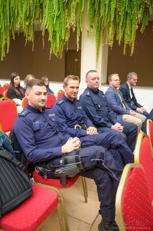 umundurowani policjanci w centrum kultury w Wierzchosławicach