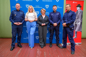 umundurowani policjanci w centrum kultury w Wierzchosławicach