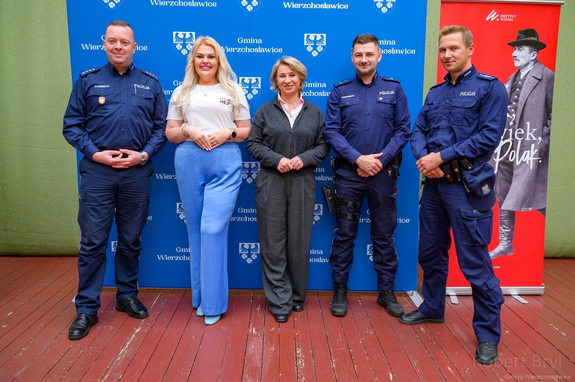 umundurowani policjanci w centrum kultury w Wierzchosławicach