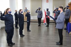 Policjanci ślubujący są w umundurowaniu ćwiczebnym granatowym z furażerkami na ramionach, Komendant odczytuje rotę ślubowania, jest w mundurze galowym