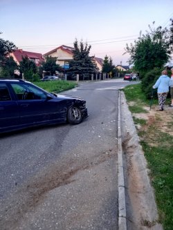 Rozbity przód samochodu bmw stojący w poprzek drogi