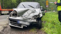 Widok z przodu uszkodzeń samochodu Fiat Seicento. Zniekształcona pokrywa silnika, brak przednich reflektorów oraz kierunkowskazów.