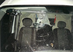 Zdjęcie pęknięć szyby czołowej przedniej samochodu typu furgon pęknięcia koliste.