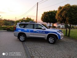 prawy bok nowego samochodu policyjnego, samochód stoi zaparkowany na parkingu