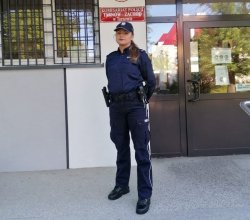 st. post. Katarzyna Jemioło przed Komisariatem Policji Tarnów-Zachód