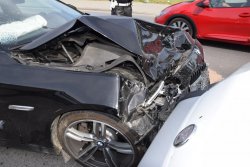 Uszkodzona pokrywa silnika czarnego BMW