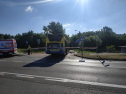 Autobus komunikacji miejskiej, karetka pogotowia oraz policjant ruchu drogowego. Wypadek na Ablewicza w Tarnowie