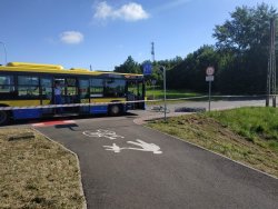 Autobus MZK Tarnów, przewrócony rower. Widoczny ciąg pieszo-rowerowy