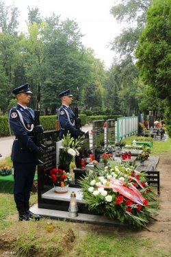 posterunek honorowy dwóch umundurowanych funkcjonariuszy przy grobie generała Marka Papały