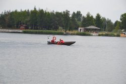 Ratownicy wodni wyciągają z wody mężczyznę na łódkę
