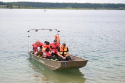 Strażacy oraz ratownicy WOPR na łódce